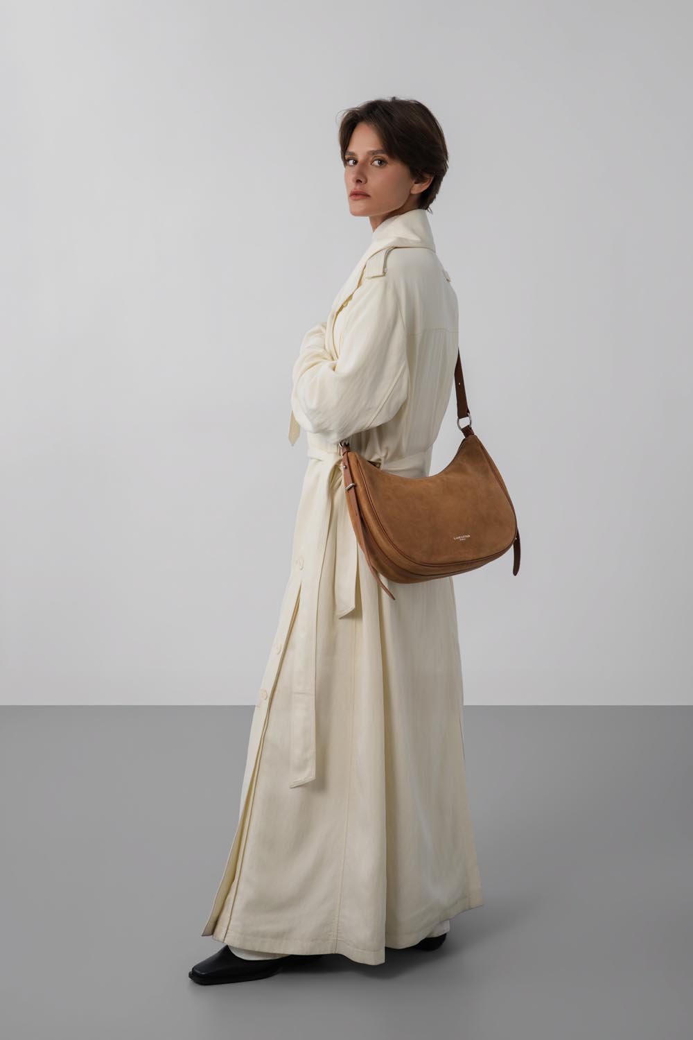 Sac Besace Zippé L – Suède Camel – Lancaster Paris
