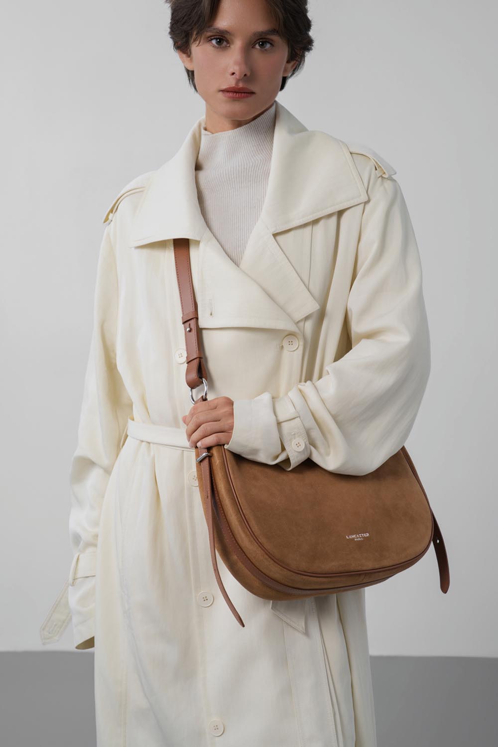 Sac Besace Zippé L – Suède Camel – Lancaster Paris