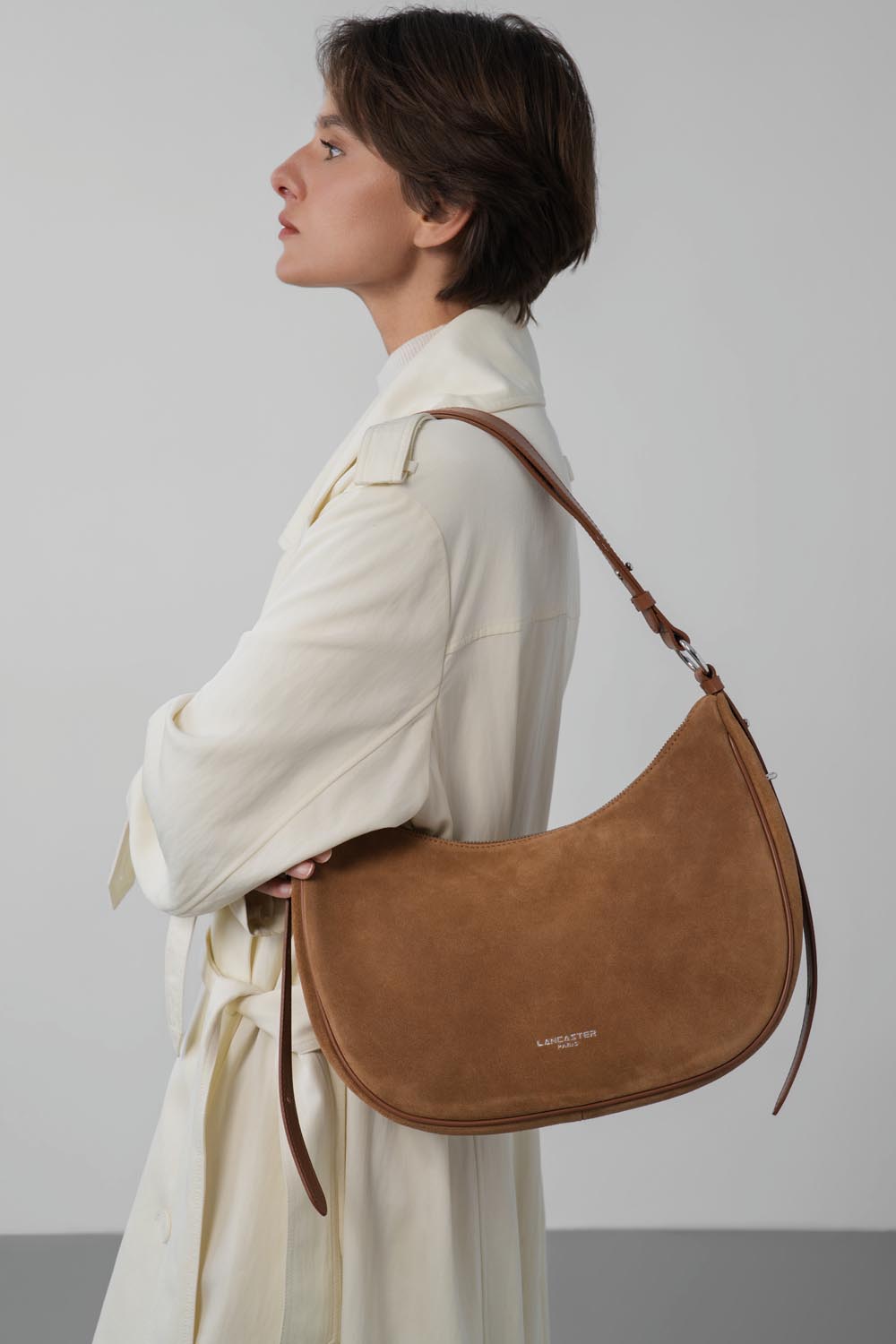 Sac Besace Zippé L – Suède Camel – Lancaster Paris