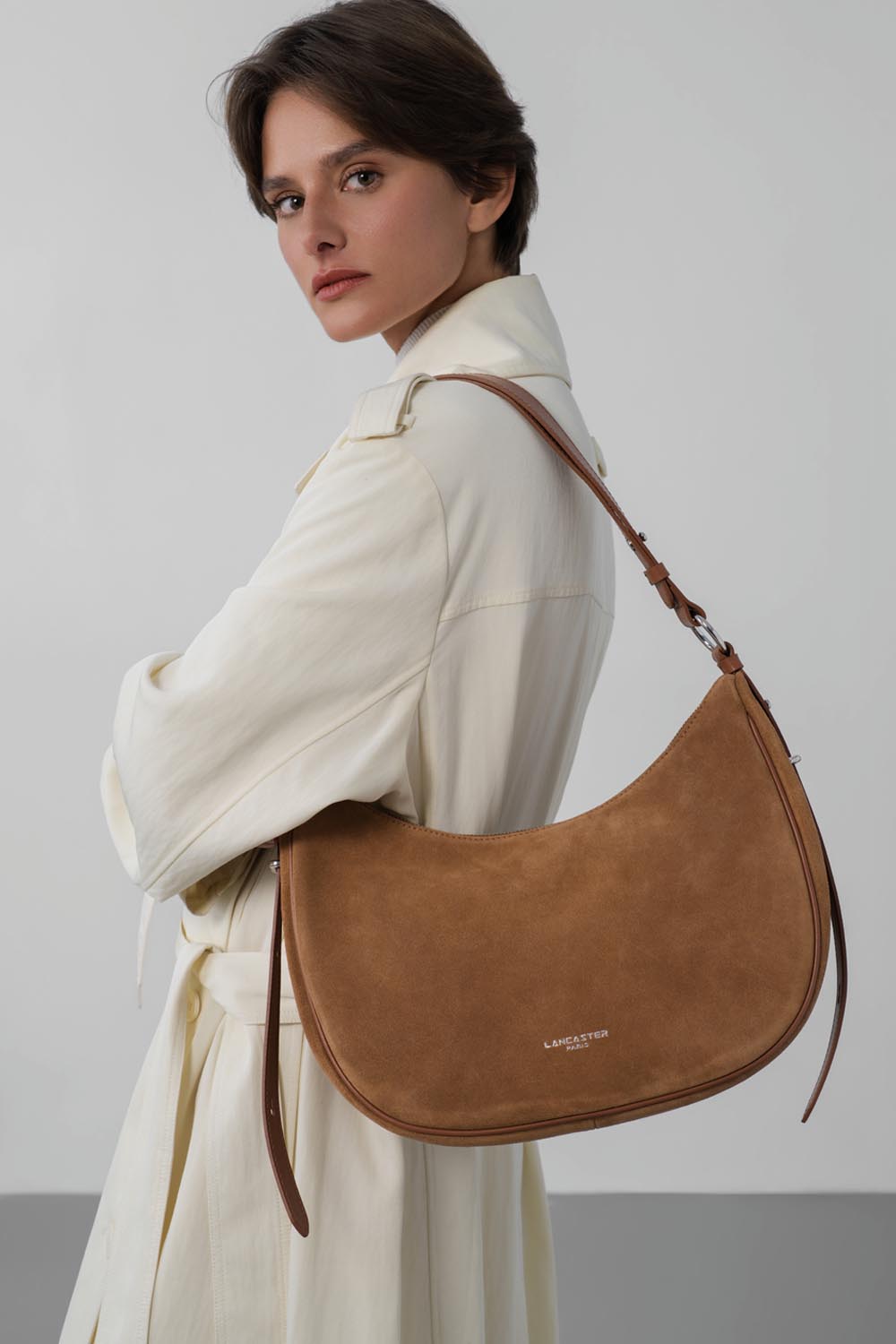 Sac Besace Zippé L – Suède Camel – Lancaster Paris