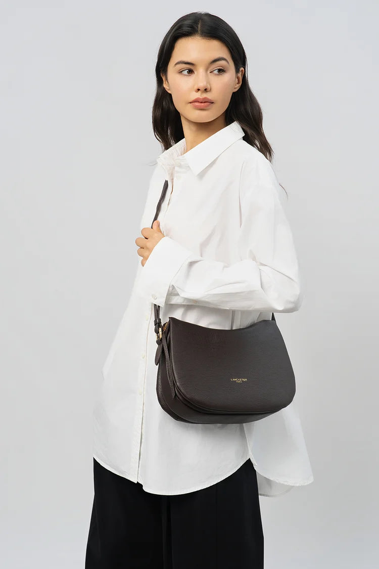 Sac Besace Zippé – Cuir Dune Marron Foncé – Lancaster Paris