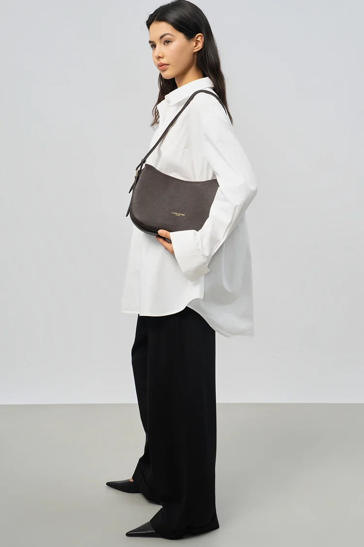 Sac Besace Zippé – Cuir Dune Marron Foncé – Lancaster Paris
