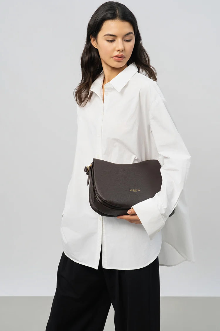Sac Besace Zippé – Cuir Dune Marron Foncé – Lancaster Paris